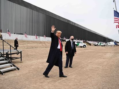 El entonces presidente de los Estados Unidos, Donald Trump, saluda después de recorrer parte del muro fronterizo en Álamo, Texas, el 12 de enero de 2021.