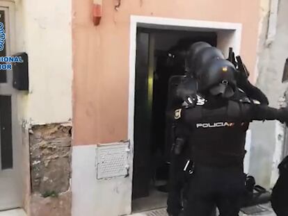 Agentes de la policía nacional acceden a una de las viviendas en las que retenían a las mujeres explotadas.