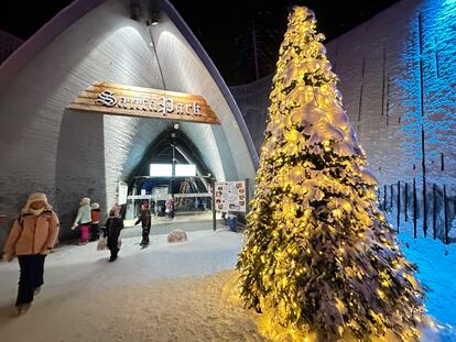 Acceso al recinto de Santa Park, en Rovaniemi (Finlandia).