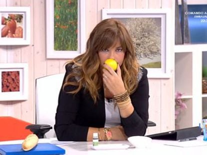 Mariló Montero huele un limón en su programa.
