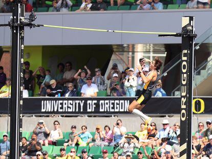 Duplantis desciende tras superar los 6,23m.