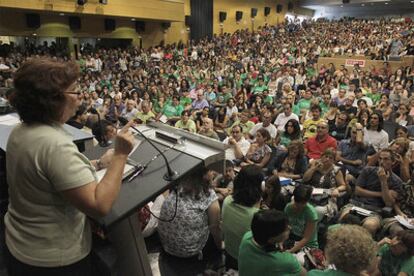 Una dirigente sindical se dirige a los docentes en el auditorio de la sede de CC OO.