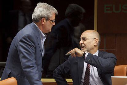 Ares (derecha) conversa con Mikel Martínez, del PNV, en el Parlamento vasco.