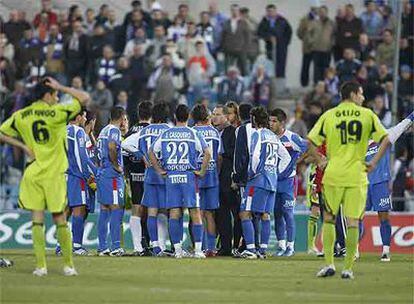 Jugadores y cuerpo técnico de ambos equipos concentrados en el terreno de juego tras la evacuación del defensa del Levante