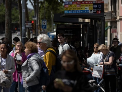 Usuarios esperan la llegada del autobús en la parada de plaza España, con servicios mínimos del 20% este jueves debido a la huelga convocada por la Plataforma por una Jubilación a los sesenta años en los profesionales del Transporte.