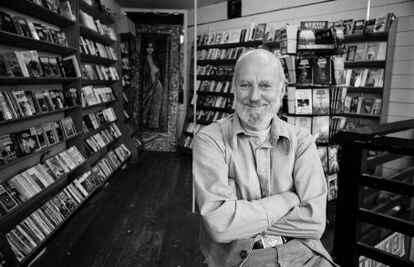 Lawrence Ferlinghetti posa en City Lights, en septiembre de 1977, la librería editorial que cofundó en el barrio de North Beach, San Francisco.