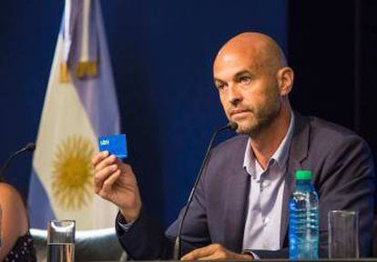 El ministro de Transporte, Guillermo Dietrich, muestra la tarjeta SUBE.