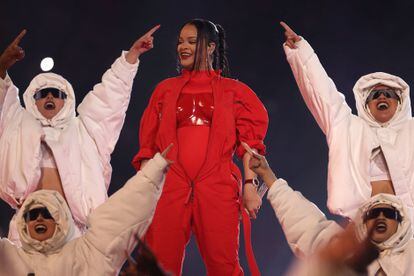 Rihanna, rodeada de bailarines, en la final de la Super Bowl.