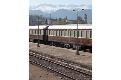 En su ruta Andalucía, el tren Al Ándalus efectúa parada en Granada (en la imagen), además de en Sevilla, Jerez, Cádiz, Úbeda, Baeza y Córdoba.