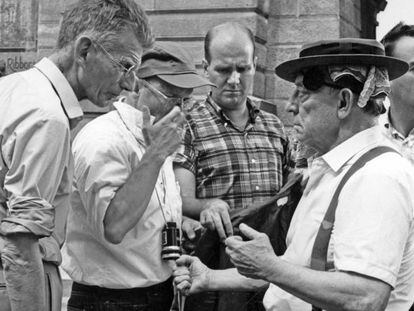 A la izquierda,  Samuel Beckett; Alan Schneider, con gorra de b&eacute;isbol, y Buster Keaton, en primer plano a la derecha.