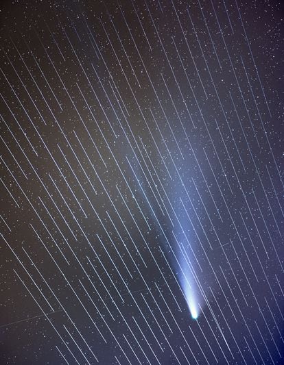El cometa Neowise con los satélites de Starlink interfiriendo en la imagen.