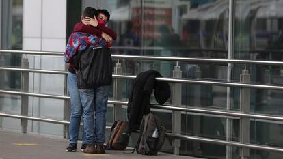 Una pareja se abraza en Bogotá, en 2020.