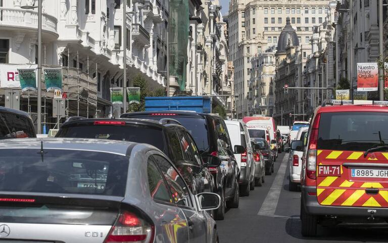 Atasco en la Gran Vía durante el primer día sin multas en Madrid Central.