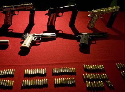 El Ejército mexicano ha incautado armas bañadas en oro que pertenecían a sicarios.