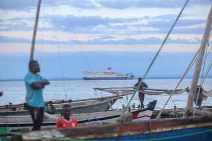 Pescadores esperan cerca de Pemba las embarcaciones con personas desplazadas desde Palma, este lunes en Mozambique.