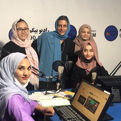 Periodistas de Radio Begum y su fundadora, Hamida Aman (en el centro), en la redacción de la emisora en Kabul.