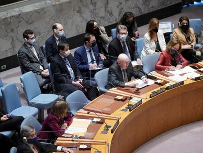 El embajador de Rusia, Vasili Nebenzia, preside la reunión del Consejo de Seguridad, este domingo en Nueva York.