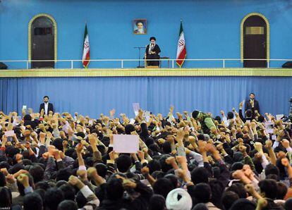 J&oacute;venes vitorean al ayatol&aacute; Ali Jamenei en una imagen cedida por el r&eacute;gimen.