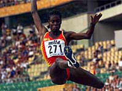 Niurka Montalvo, en uno de sus saltos en Sevilla 99.