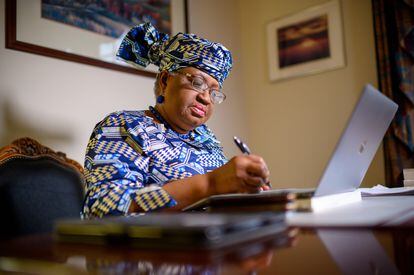 La nigeriana Ngozi Okonjo-Iweala prepara su discurso tras ser nombrada, en su casa de Potomac, Maryland.