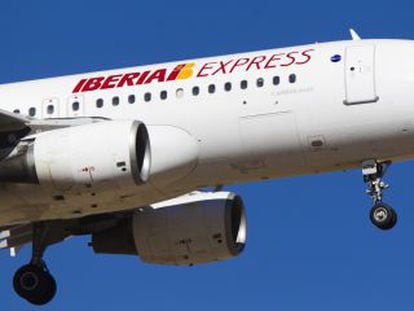 Un avi&oacute;n de Iberia Express se prepara para aterrizar en Barajas