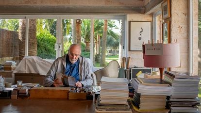 El fotógrafo Jean Marie del Moral, en el estudio de su casa de Ses Salines (Mallorca).