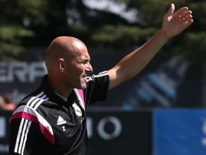 Zidane, en el baquillo del Castilla, contra el Atl&eacute;tico B.