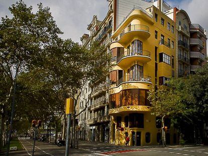 La Casa Planells de Jujol, a la Diagonal, cantonada Sicília, de Barcelona.