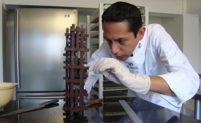 Juan Pablo Cortés fabricando una figura de chocolate.