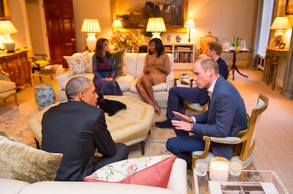 Los duques de Cambrige y Enrique de Inglaterra reciben en Barack y Michelle Obama en 2016 en el palacio de Kesington con el cuadro conocido como 'The negro page' al fondo.