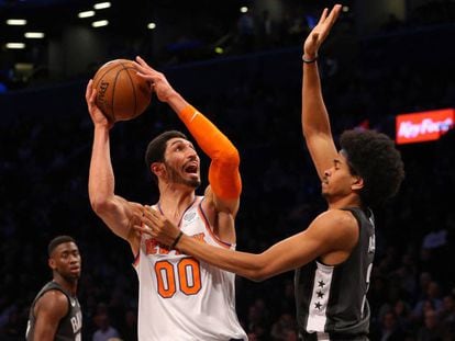 Enes Kanter ante Jarrett Allen.