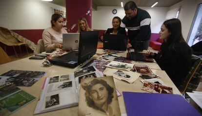 Algunas de las dinamizadoras del proyecto junto a Sam García, de pie, digitalizan las imágenes recuperadas.