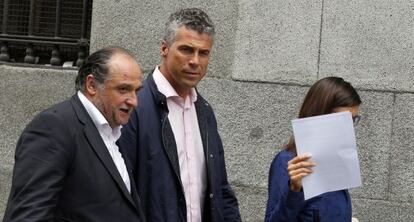 Carlos Alberto Estrada Pita (en el medio), exalcalde de Moraleja de Enmedio saliendo de la Audiencia Nacional.