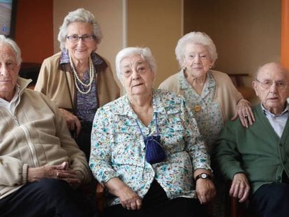 De izquierda a derecha, Ernesto (92 años), María Pilar (94), Presentación (90), Carmen (99) y Ramón (99) en la residencia Los Nogales de Madrid.