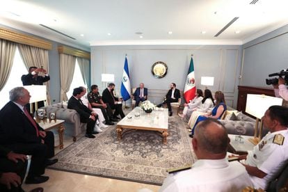 El presidente mexicano, Andrés Manuel López Obrador, durante su encuentro con el presidente salvadoreño, Nayib Bukele.