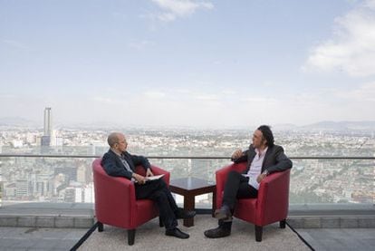 Un momento de la charla entre Jorge Volpi (izquierda) y Alejandro González Iñárritu en Ciudad de México.