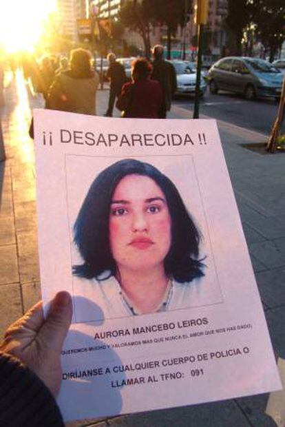 Cartel con la cara de Aurora Mancebo, de 24 años, que desapareció en la urbanización Bosques de Tarragona.