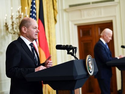 El canciller de Alemania, Olaf Scholz, y el presidente de EEUU, Joe Biden, durante una conferencia de prensa en la Casa Blanca en febrero de 2022.