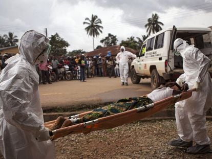 Imagen de septiembre de 2014 que muestra el traslado de un enfermo de &eacute;bola en ambulancia en Kenema (Sierra Leona).