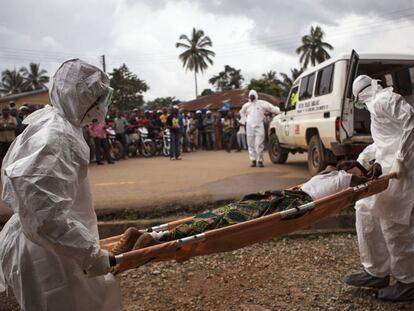 Imagen de septiembre de 2014 que muestra el traslado de un enfermo de &eacute;bola en ambulancia en Kenema (Sierra Leona).