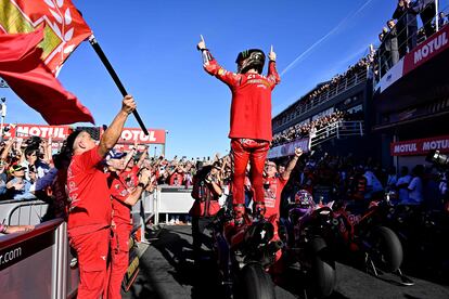 Bagnaia, subido a su Ducati, celebra el título de campeón del Mundial de MotoGP en el Gran Premio de Valencia el pasado domingo.