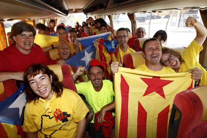 Un autobús con participantes de la "V "desde Banyoles (Girona) hacia Barcelona.