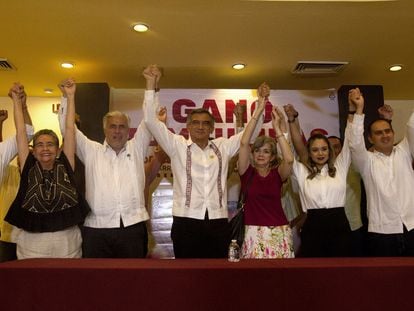 El candidato morenista a la gubernatura de Tamaulipas, Américo Villarreal, celebra con su equipo de campaña en Ciudad Victoria.