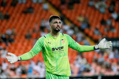 El portero del Valencia, Mamardashvili, durante el encuentro contra el Getafe que abre la primera jornada de La Liga Santander que disputan ambos equipos en el estadio de Mestalla