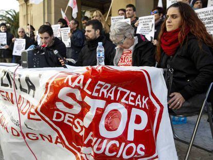 Una protesta de la plataforma Stop Desahucios en el País Vasco, en una imagen de archivo.