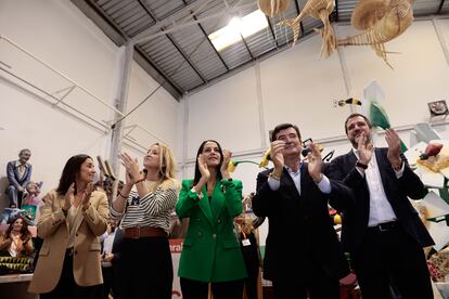 La presidenta de Ciudadanos, Inés Arrimadas (en el centro), este domingo en Valencia, junto a la diputada nacional, María Muñoz, y la diputada autonómica y coordinadora autonómica, Ruth Merino, ambas a su izquierda. A su derecha, el parlamentario nacional, Juan Ignacio López-Bas, y el portavoz municipal, Fernando Giner.