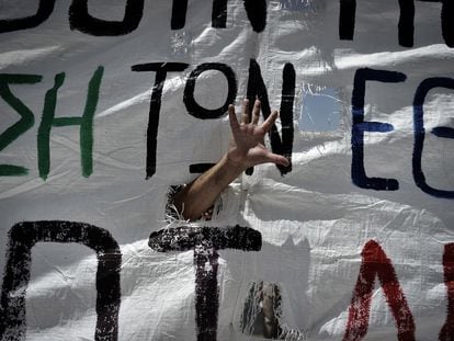 Un manifestante griego durante una manifestación en junio de 2011 contra las medidas de austeridad