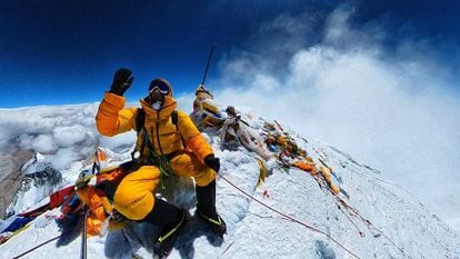David Goettler, en la cima del Everest el 21 de mayo, en una imagen facilitada por el alpinista.
