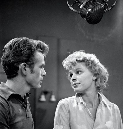 James Dean y Betsy Palmer, que acabaría interpretando a la asesina de 'Viernes 13' lustros después, en un episodio de la serie de CBS 'Danger' en 1953.