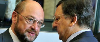 El presidente del Parlamento europeo,Martin Schulz (izquierda) y el presidente de la Comisión Europea, Jose Manuel Durao Barroso, conversan en Bruselas poco antes de la cumbre.